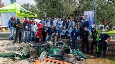 Una delle scorse edizioni della pulizia del fondale del Garda a Bardolino