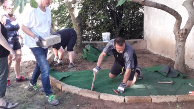 Letture e altre attività in un'area verde gestita dai cittadini