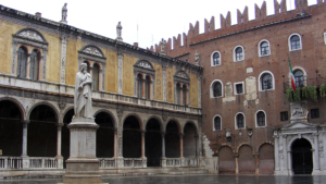 Statua di Dante Alighieri in Piazza dei Signori a Veron