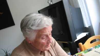 Un'anziana affetta da demenza
