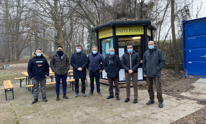 L'assessore Padovani ed altri rappresentanti di istituzioni ed enti all'info point inaugurato nel Parco di Villa Buri