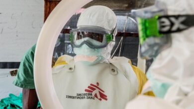 Un operatore di MSF al centro Ebola di Conakry, Guinea.