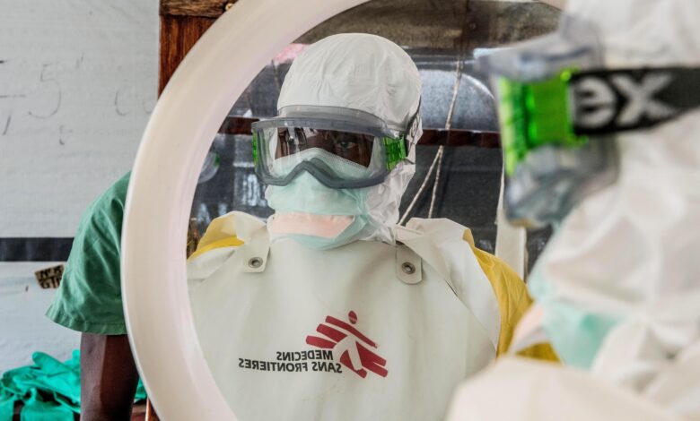 Un operatore di MSF al centro Ebola di Conakry, Guinea.
