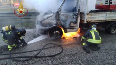 I Vigili del Fuoco di Verona all'opera per spegnere le fiamme