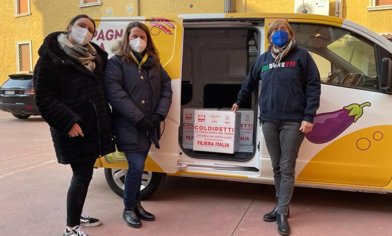 Gli operatori di Campagna Amica al via con la consegna dei pacchi