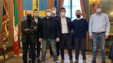 L’assessore al Commercio Nicolò Zavarise con il presidente della Proloco Marco Rigo, il vicepresidente Claudio Tomassoli e i componenti del direttivo