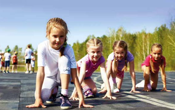 Bambini mentre svolgono attività fisica