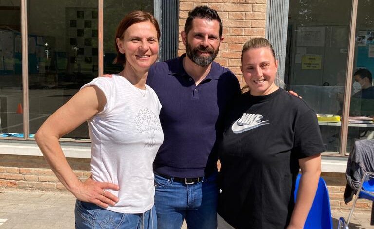 Sergio Pellisier con le insegnanti che hanno organizzato l'incontro